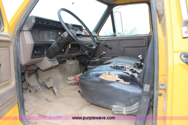 image for item H6013 1997 Ford F800 dump truck