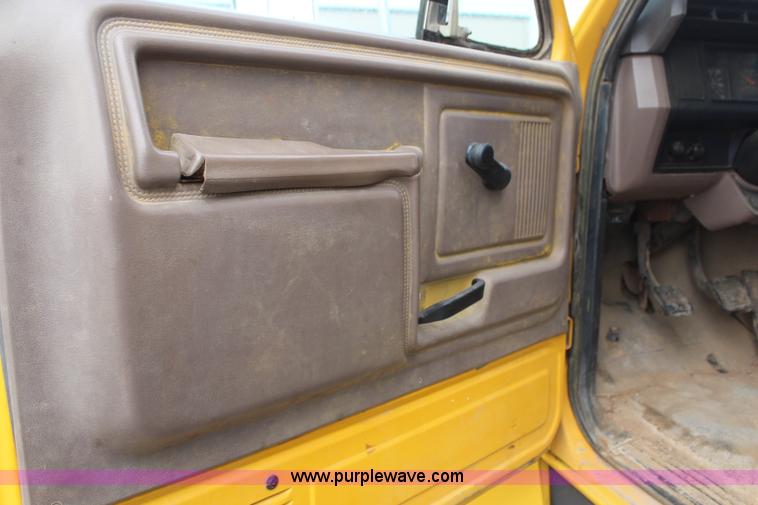 image for item H6013 1997 Ford F800 dump truck