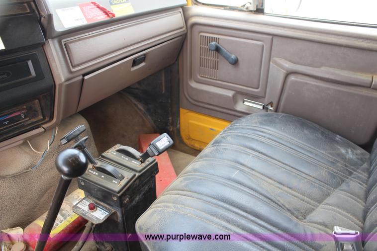 image for item H6013 1997 Ford F800 dump truck