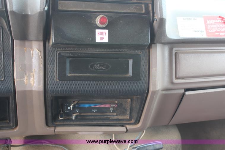 image for item H6013 1997 Ford F800 dump truck