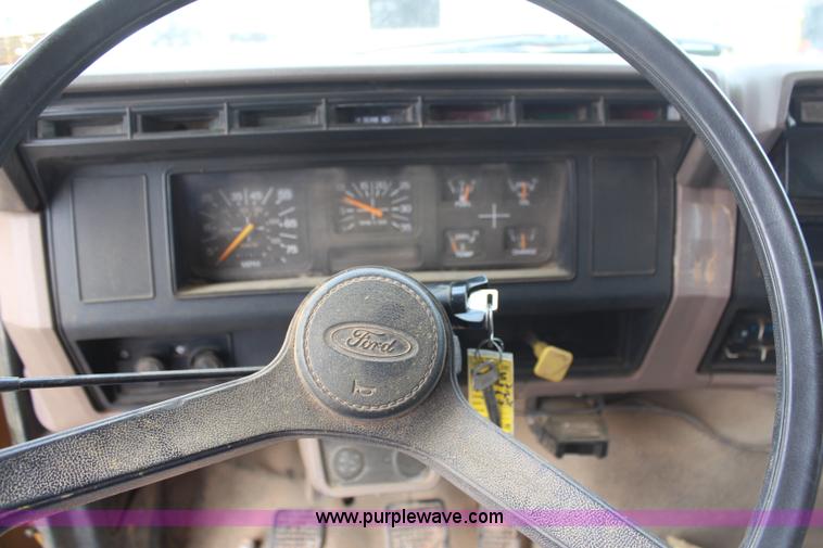 image for item H6013 1997 Ford F800 dump truck