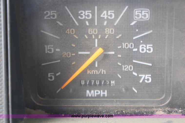 image for item H6013 1997 Ford F800 dump truck