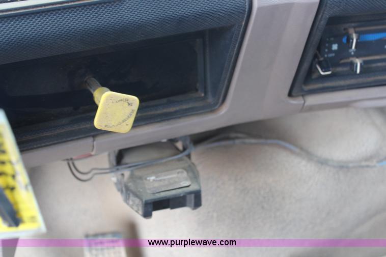 image for item H6013 1997 Ford F800 dump truck