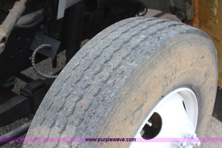 image for item H6013 1997 Ford F800 dump truck