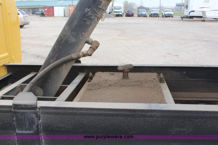 image for item H6013 1997 Ford F800 dump truck