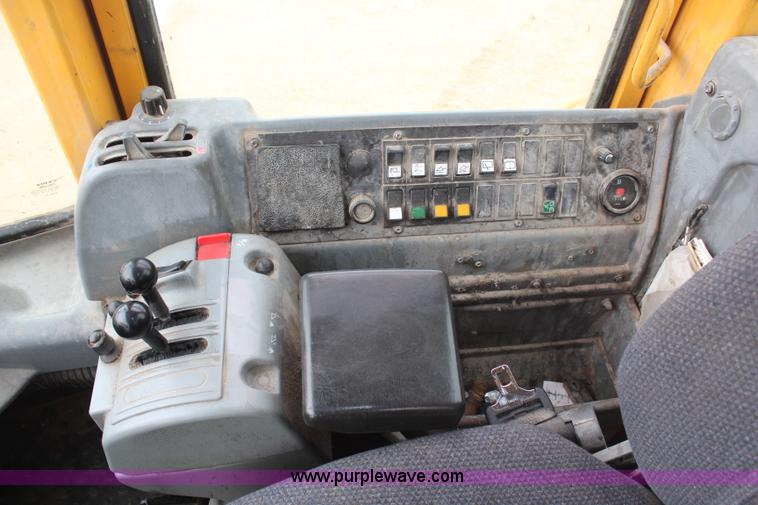 image for item H6105 2006 Volvo L180E wheel loader