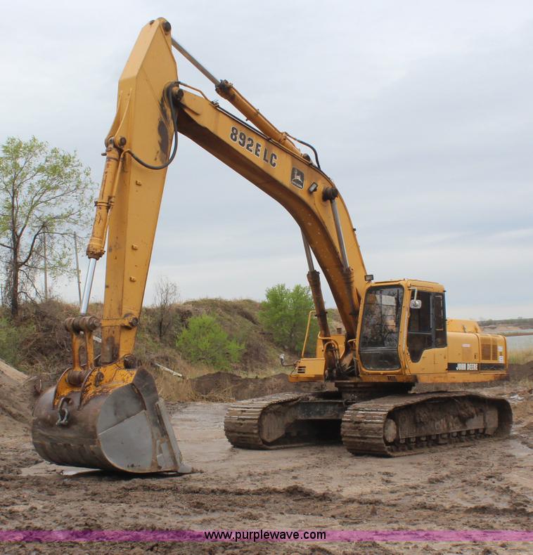 image for item H6106 1996 John Deere 892E LC excavator