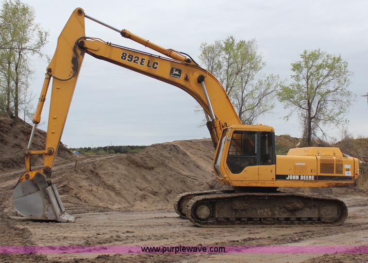 image for item H6106 1996 John Deere 892E LC excavator