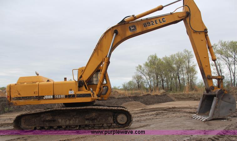 image for item H6106 1996 John Deere 892E LC excavator