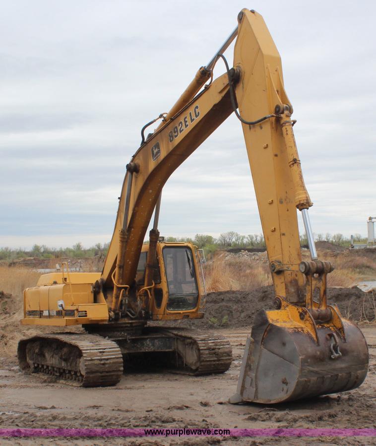 image for item H6106 1996 John Deere 892E LC excavator