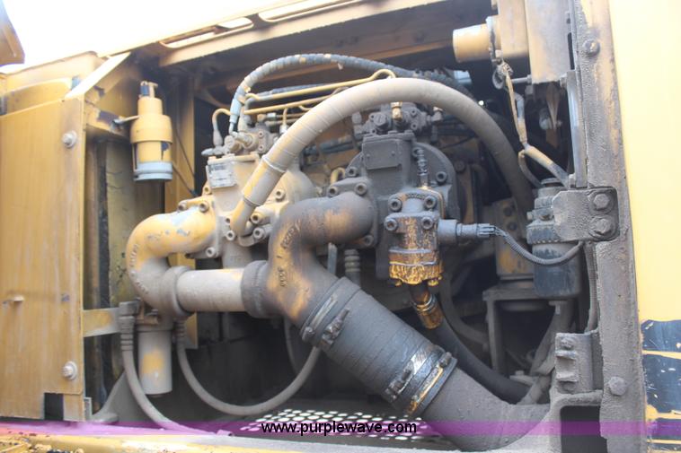 image for item H6106 1996 John Deere 892E LC excavator