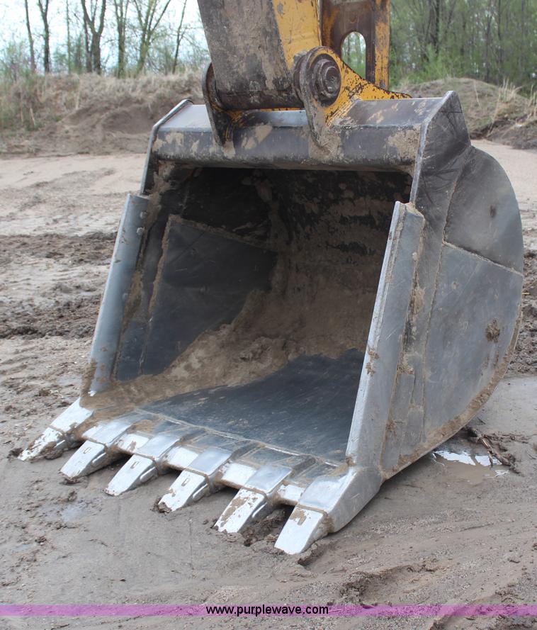 image for item H6106 1996 John Deere 892E LC excavator