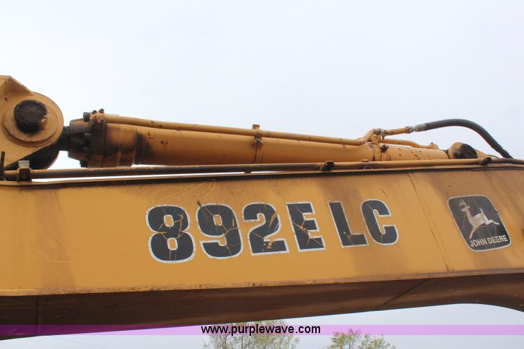 image for item H6106 1996 John Deere 892E LC excavator