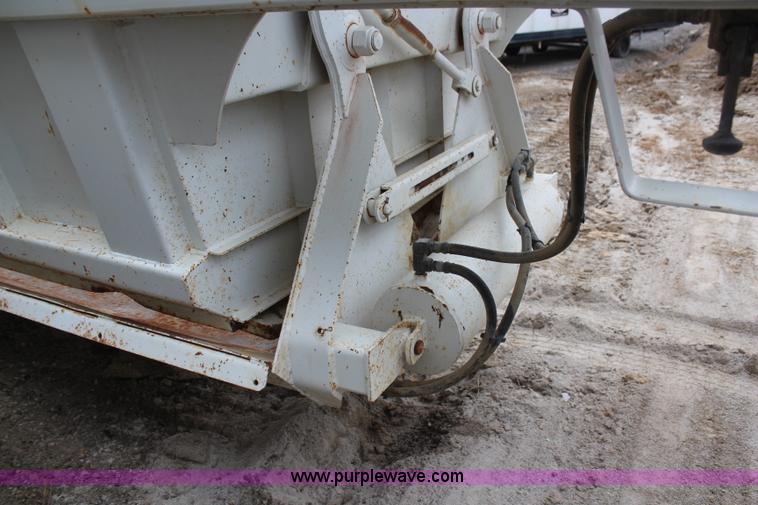 image for item H6159 2007 Manac LWBD-240 belly dump trailer