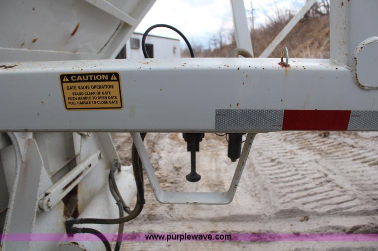 image for item H6159 2007 Manac LWBD-240 belly dump trailer