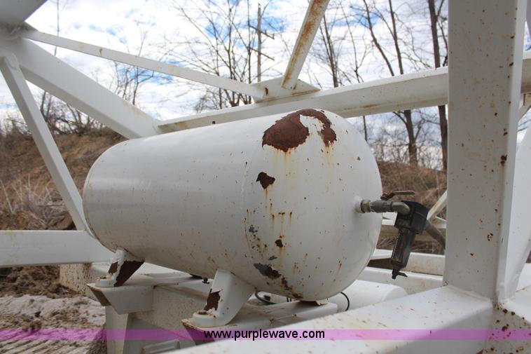 image for item H6159 2007 Manac LWBD-240 belly dump trailer