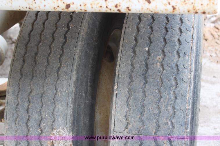 image for item H6159 2007 Manac LWBD-240 belly dump trailer