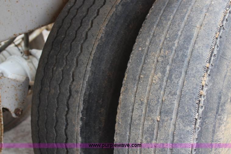 image for item H6159 2007 Manac LWBD-240 belly dump trailer