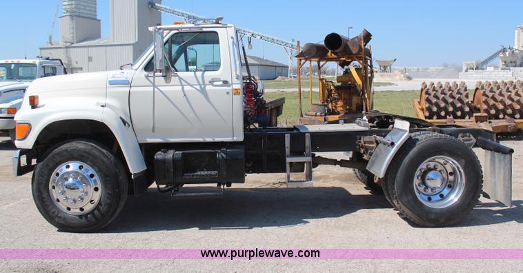 image for item H6164 1995 Ford F800 semi truck