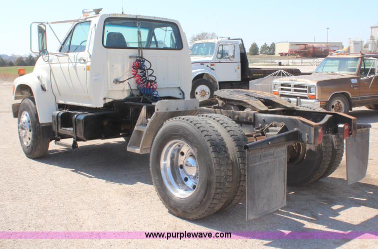 image for item H6164 1995 Ford F800 semi truck