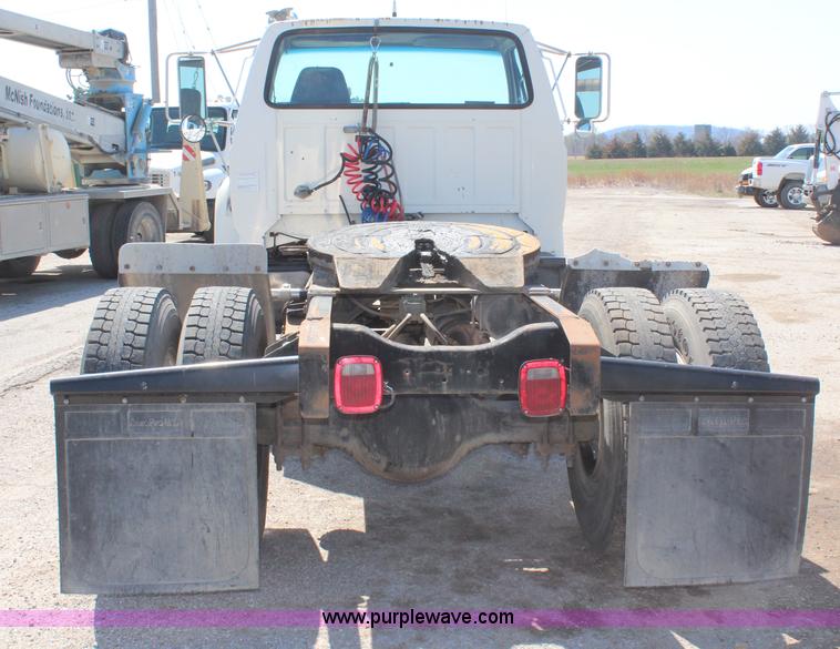 image for item H6164 1995 Ford F800 semi truck