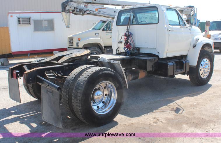 image for item H6164 1995 Ford F800 semi truck