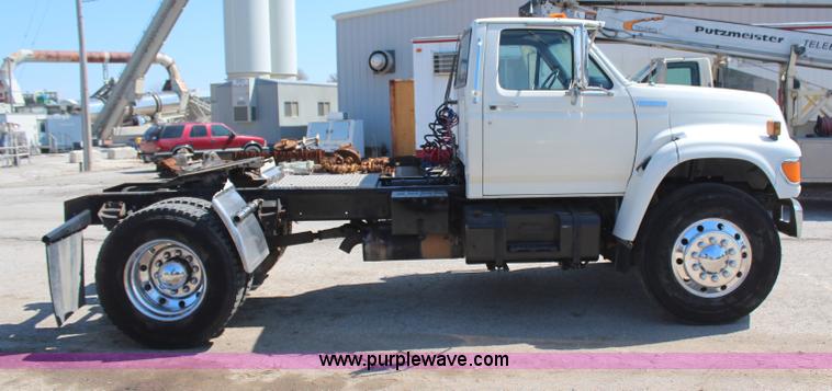 image for item H6164 1995 Ford F800 semi truck