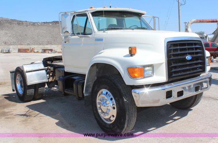 image for item H6164 1995 Ford F800 semi truck