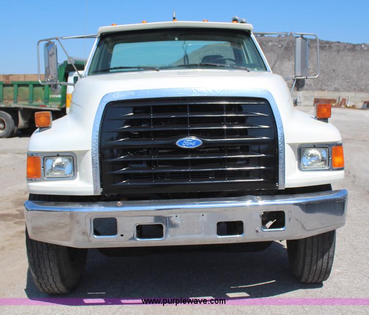 image for item H6164 1995 Ford F800 semi truck