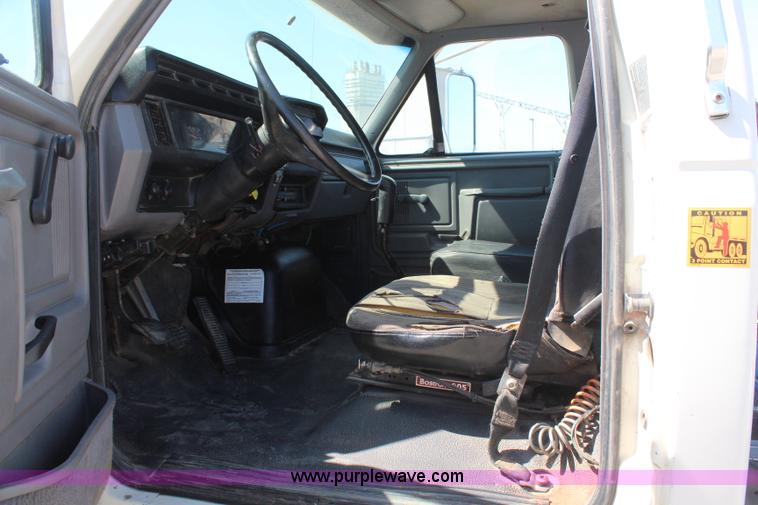 image for item H6164 1995 Ford F800 semi truck
