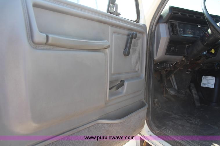 image for item H6164 1995 Ford F800 semi truck