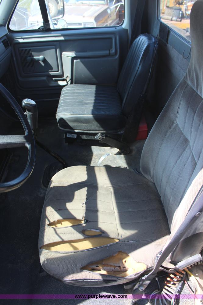 image for item H6164 1995 Ford F800 semi truck