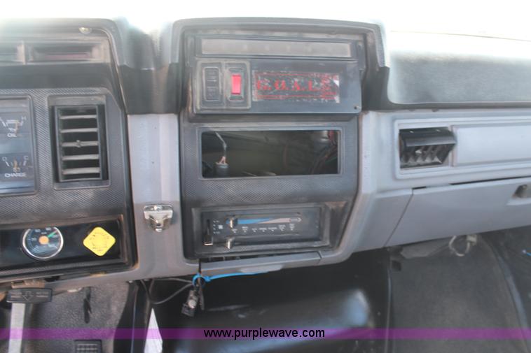 image for item H6164 1995 Ford F800 semi truck