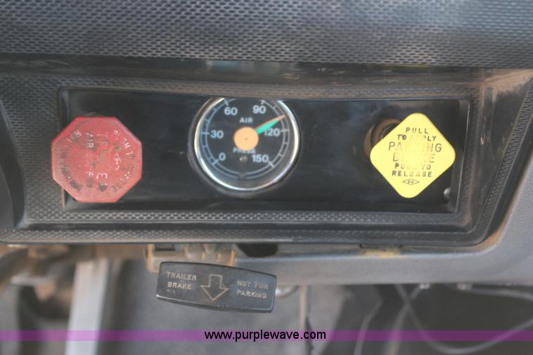 image for item H6164 1995 Ford F800 semi truck