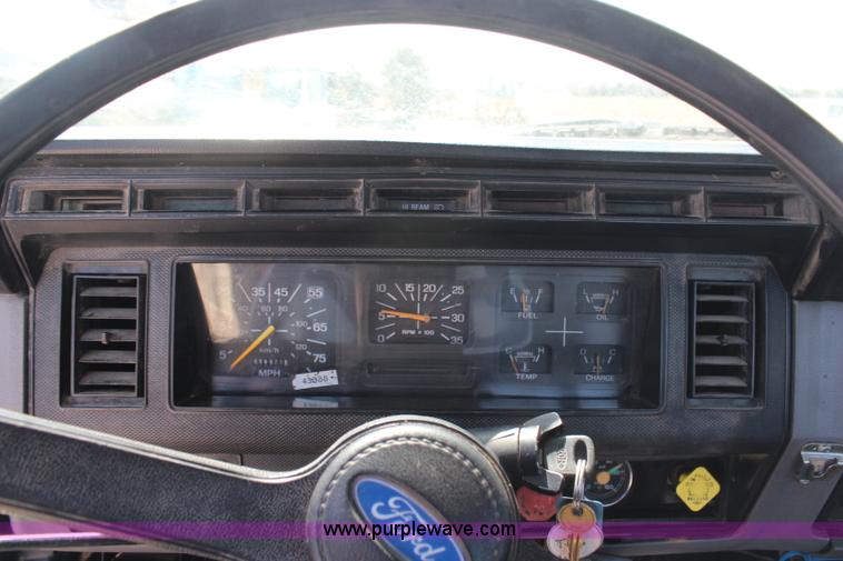 image for item H6164 1995 Ford F800 semi truck