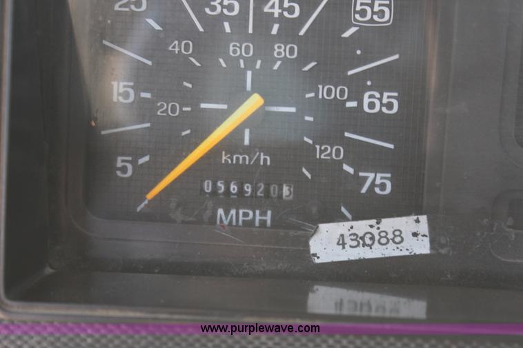 image for item H6164 1995 Ford F800 semi truck