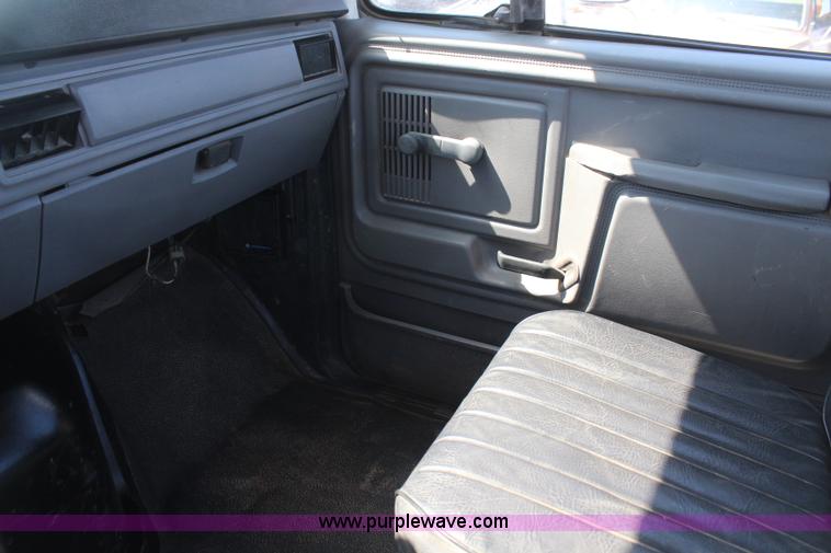 image for item H6164 1995 Ford F800 semi truck