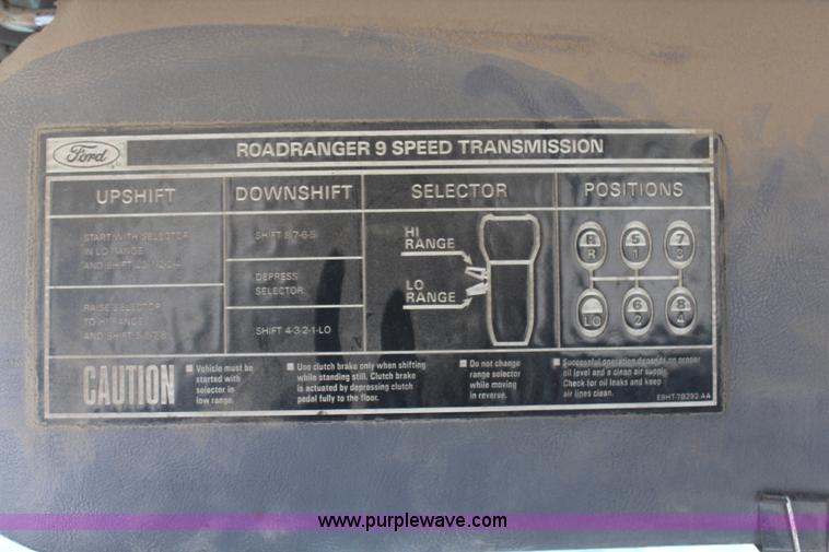 image for item H6164 1995 Ford F800 semi truck