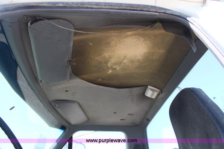 image for item H6164 1995 Ford F800 semi truck