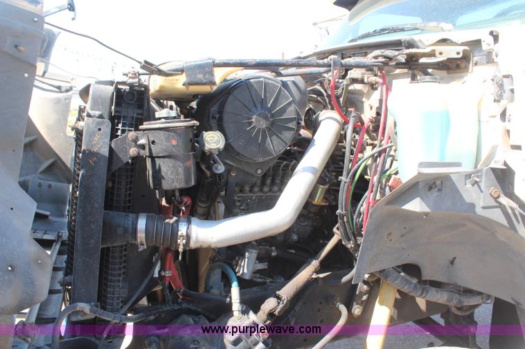 image for item H6164 1995 Ford F800 semi truck