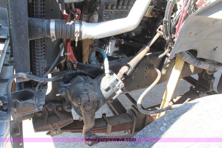 image for item H6164 1995 Ford F800 semi truck