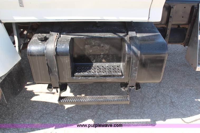 image for item H6164 1995 Ford F800 semi truck