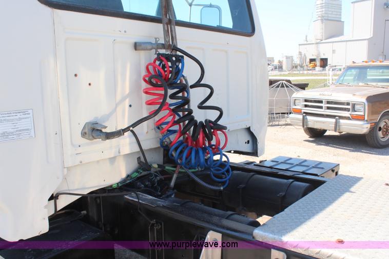 image for item H6164 1995 Ford F800 semi truck