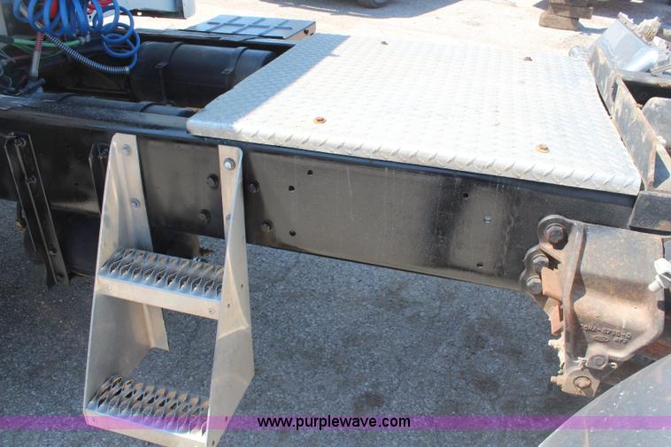 image for item H6164 1995 Ford F800 semi truck