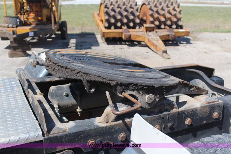 image for item H6164 1995 Ford F800 semi truck