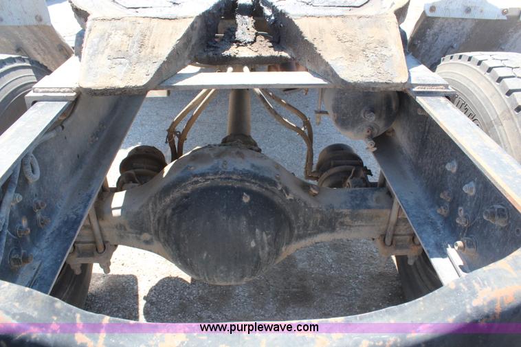 image for item H6164 1995 Ford F800 semi truck