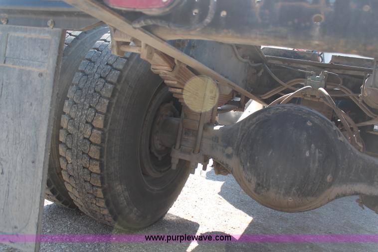 image for item H6164 1995 Ford F800 semi truck