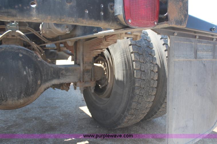 image for item H6164 1995 Ford F800 semi truck