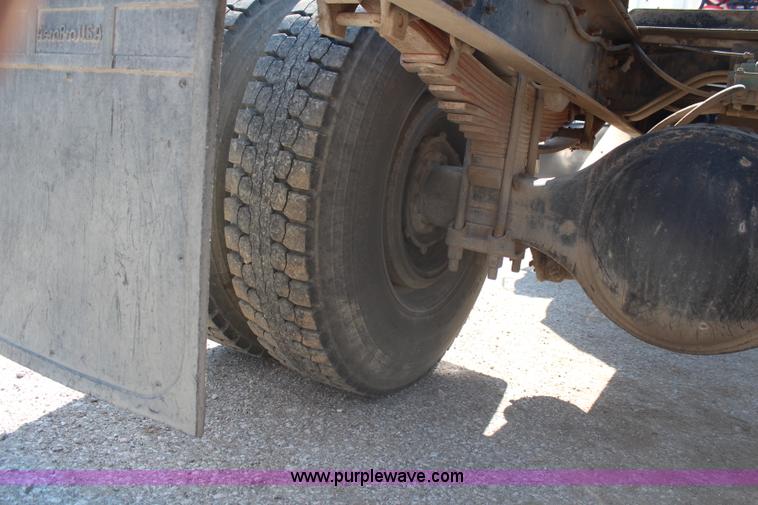 image for item H6164 1995 Ford F800 semi truck