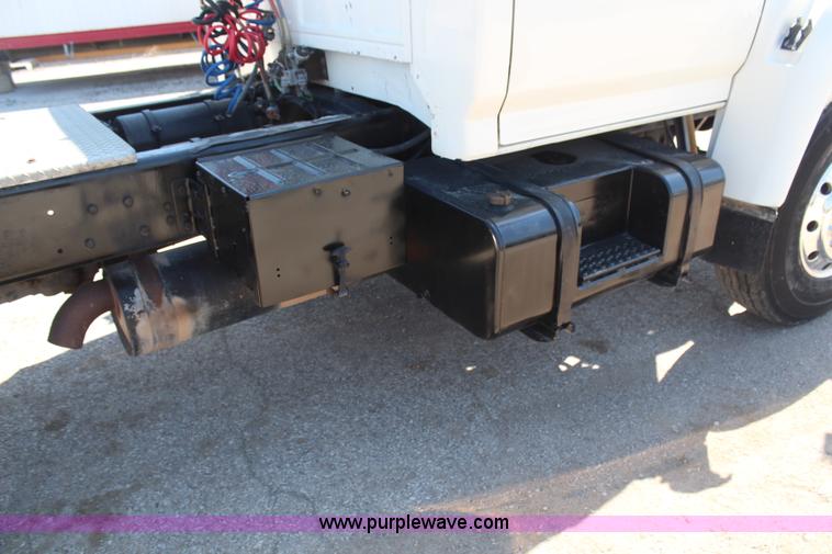 image for item H6164 1995 Ford F800 semi truck